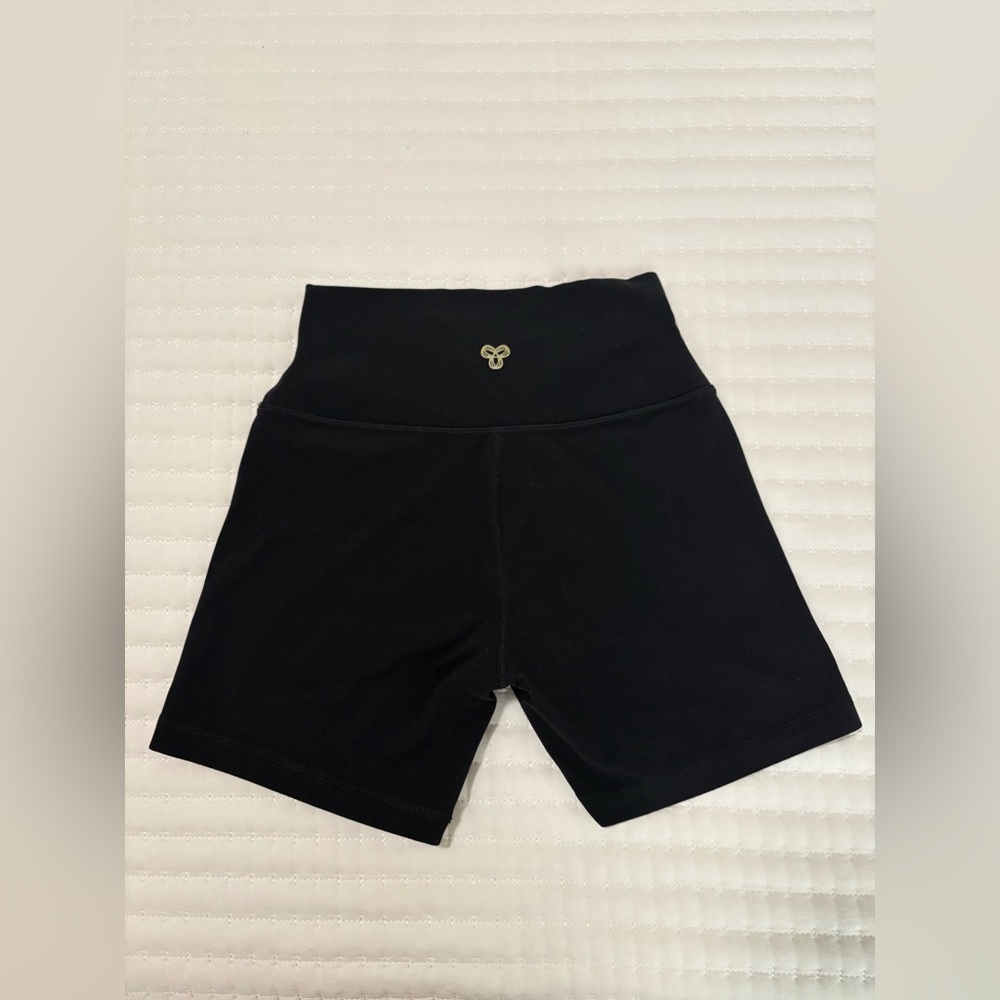 ARITZIA GOLDEN BUTTER ATMOSPHERE HI RISE SHORT 5” SIZE 4